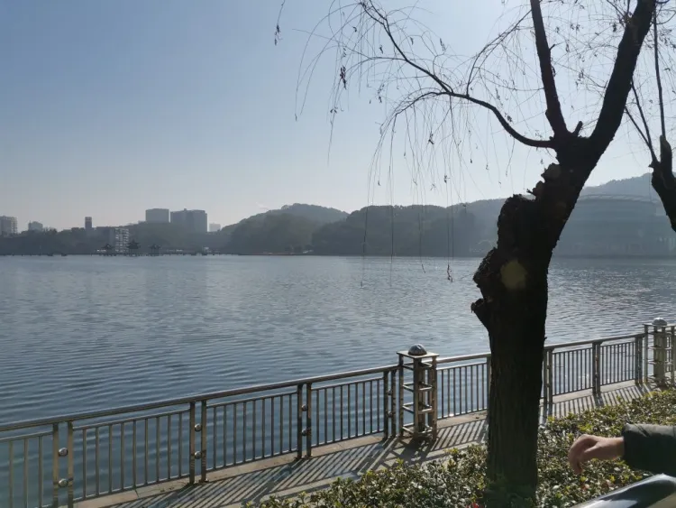 湖北师范大学坐落在波光粼粼的磁湖湖面上,校大门与教学楼之间通过长长的湖上连廊衔接